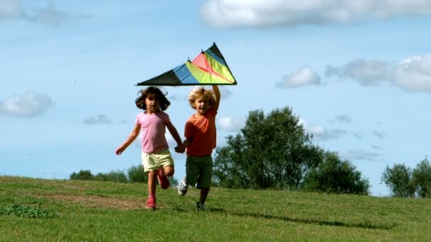 Niño y niña corriendo con cometa — Vídeos de Stock