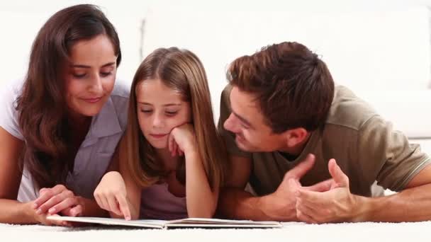 Famiglia che legge un libro — Video Stock