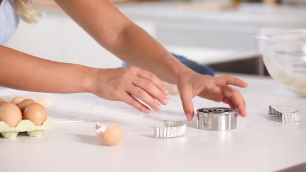 Mujer preparando pastelería — Vídeos de Stock