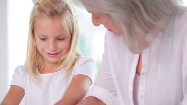 Petite-fille faisant des biscuits avec sa grand-mère — Video