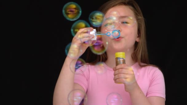 Щаслива дівчина грає з бульбашками — стокове відео