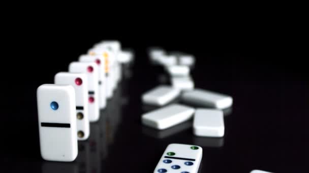 Line of dominoes collapsing — Stock Video