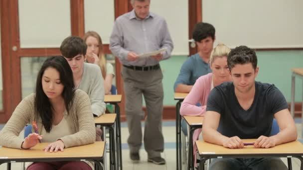 Estudiantes en sala de examen — Vídeo de stock