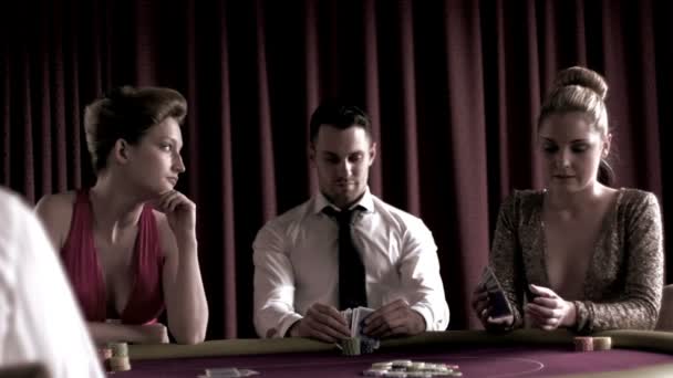 Hombre sentado ganando en el poker — Vídeos de Stock