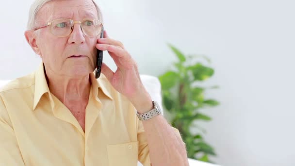 Senior bellen met mobiele telefoon — Stockvideo