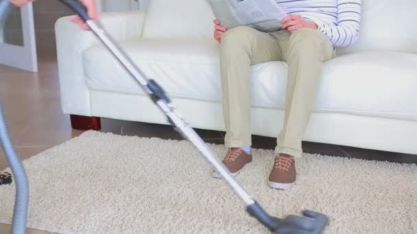 Man verhogen zijn voeten terwijl vrouw zweven — Stockvideo