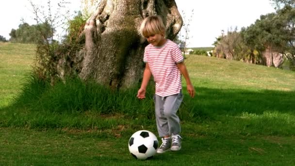 Kind dribbelt mit dem Fußball — Stockvideo