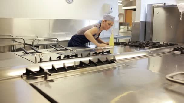 Reinigingsmiddel schoonmaken van een teller van een keuken — Stockvideo