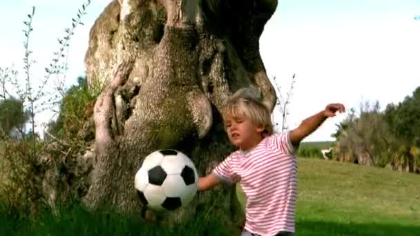 Criança jogando futebol — Vídeo de Stock