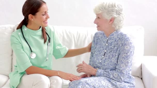 Mujer anciana hablando con enfermera en casa — Vídeos de Stock