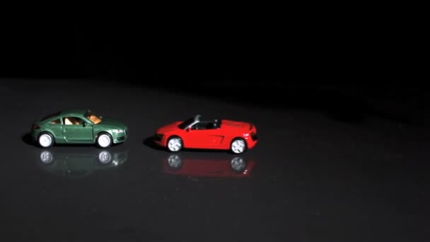 Deux accidents entre deux voitures miniatures — Video