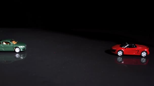 슬로우 모션에 두 장난감 자동차 사이 충돌 — 비디오