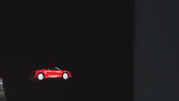Rojo juguete coche volando y teniendo un accidente — Vídeo de stock