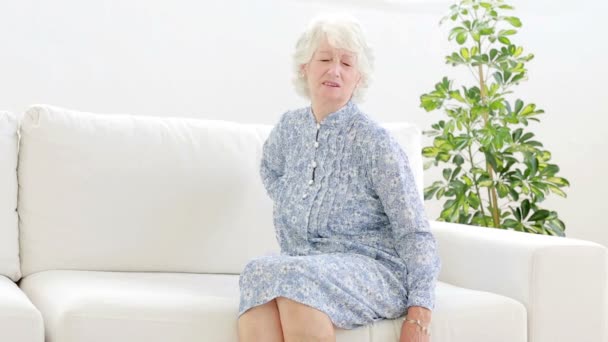 Stara kobieta skarży się na ból pleców — Wideo stockowe