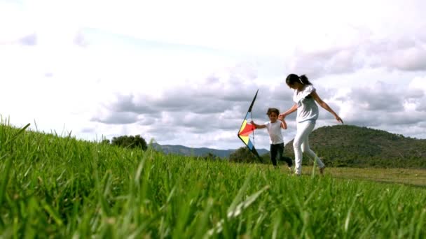 Mor och dotter kör med kite — Stockvideo