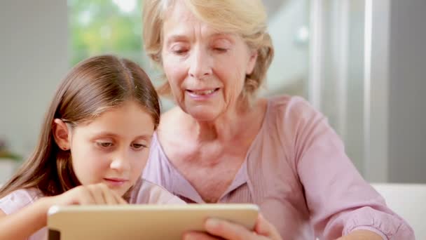 Kind met behulp van Tablet PC met haar oma — Stockvideo