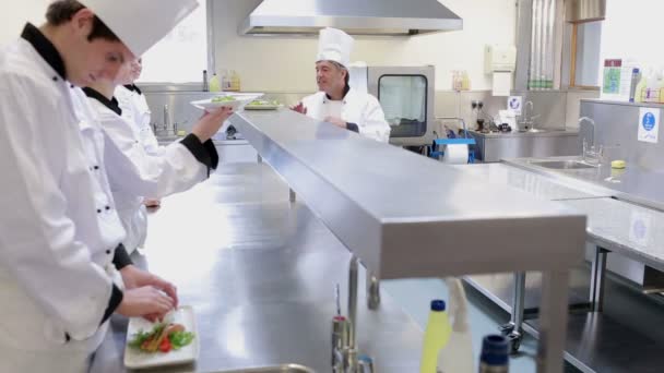 Cocineros presentando sus comidas al chef jefe — Vídeo de stock