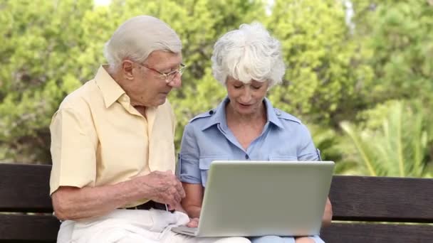 Oude paar met behulp van een laptop — Stockvideo