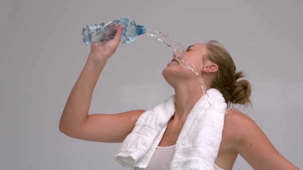 Vrouw gieten fles water op haar gezicht — Stockvideo