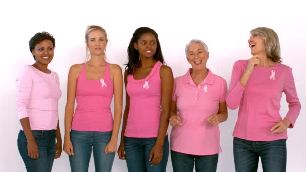 Femmes portant un ruban rose contre le cancer — Video