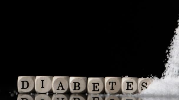 Azúcar verter y cubrir los dados deletrear diabetes — Vídeos de Stock