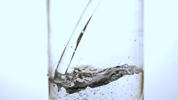 Eau coulant dans le verre gros plan — Video