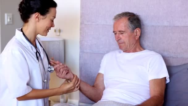 Nurse checking patients pulse — Stock Video