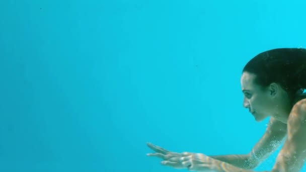 Attractive woman swimming in water — Stock Video