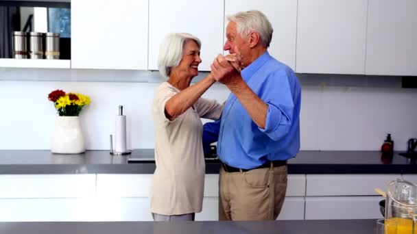 Pareja bailando juntos en la cocina — Vídeo de stock