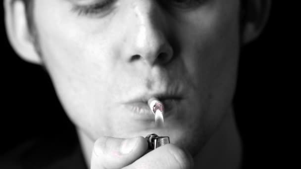 Mann zündet sich schwarz auf weiß eine Zigarette an — Stockvideo