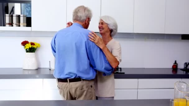 Pareja bailando juntos en la cocina — Vídeo de stock