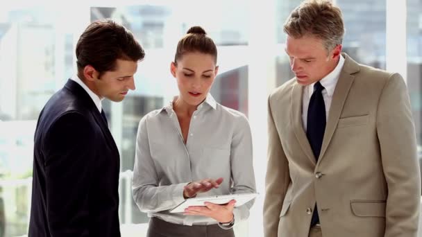 Business people using tablet — Stock Video