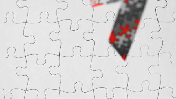 Nastro autistico che cade sulla superficie del puzzle in bianco e nero selettivo — Video Stock