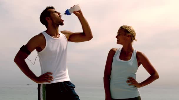 Привлекательный спортсмен пьет воду — стоковое видео