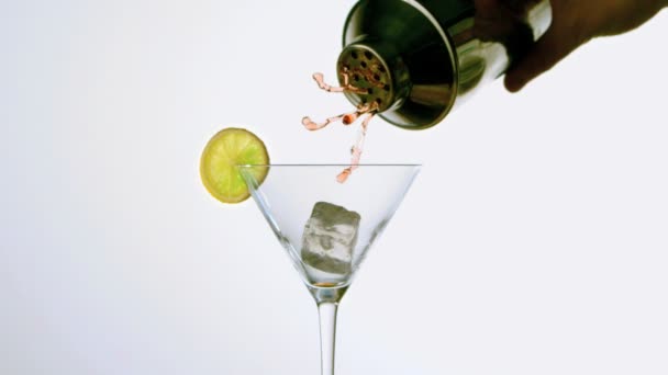 Main verser le cocktail dans le verre de shaker cocktail — Video