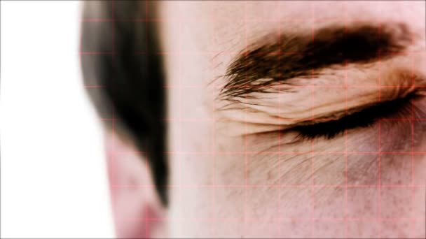Adam gözlerini analiz ediliyor açma — Stok video