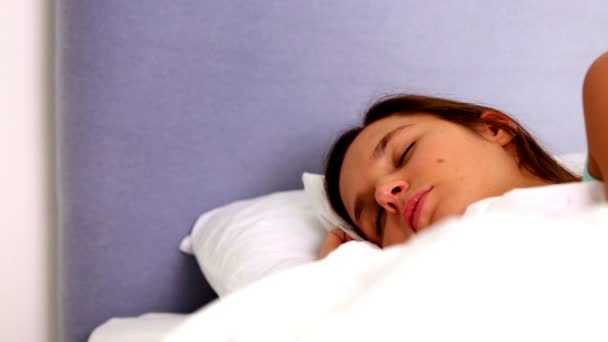 Брюнетка спит — стоковое видео