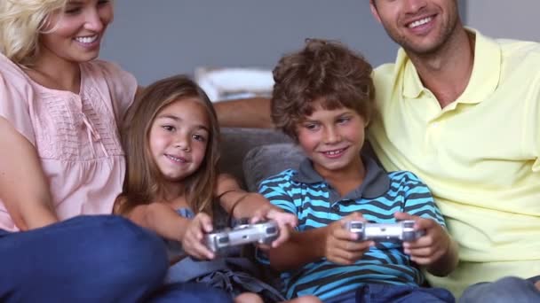 Padres viendo chidren jugando videojuegos — Vídeos de Stock