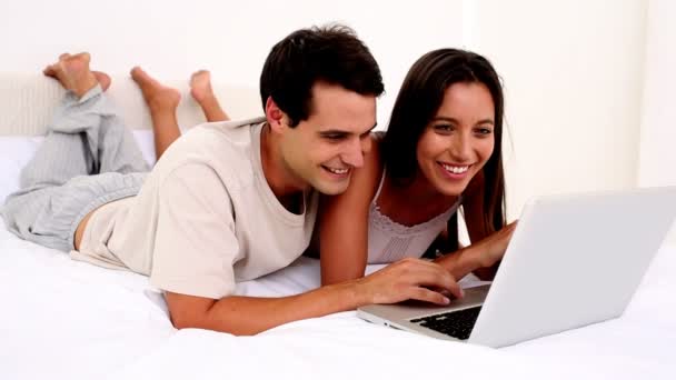 Glad par använder en bärbar dator — Stockvideo