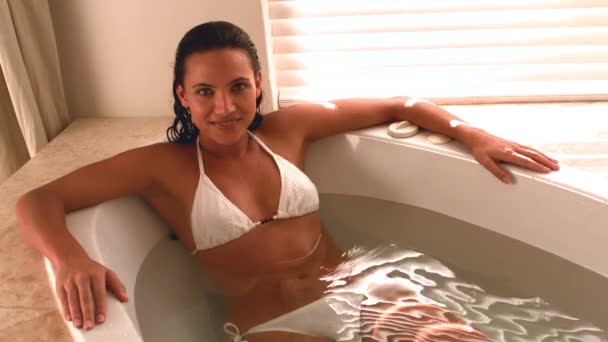 Женщина отдыхает в ванной — стоковое видео