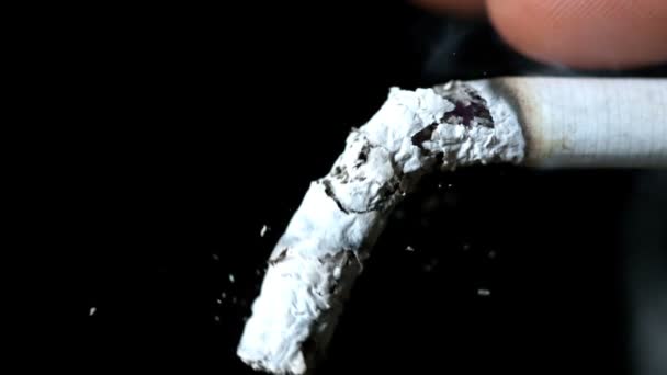 Toucher à la main les cendres de cigarette — Video