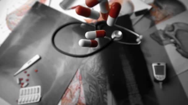 Comprimidos caindo sobre raios X ao lado de ferramentas médicas em preto e branco — Vídeo de Stock