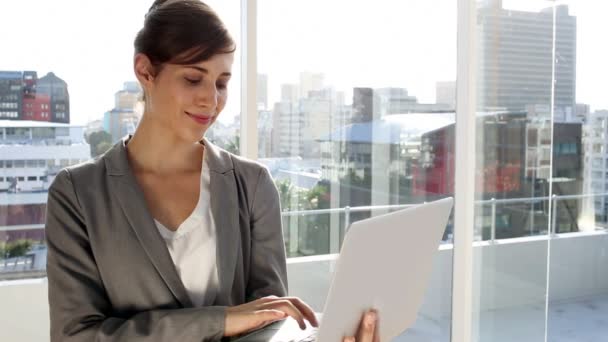 Бізнес-леді за допомогою ноутбука — стокове відео