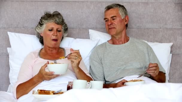 Olgun çift birlikte onların kahvaltı keyfi — Stok video