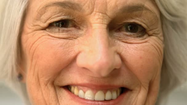 Velha mulher alegre sorrindo — Vídeo de Stock
