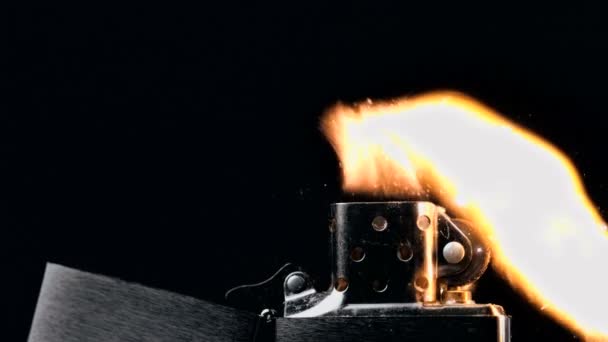 Ретро зажигалка для ручного освещения — стоковое видео