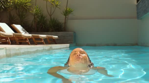 Mulher emergindo da piscina — Vídeo de Stock