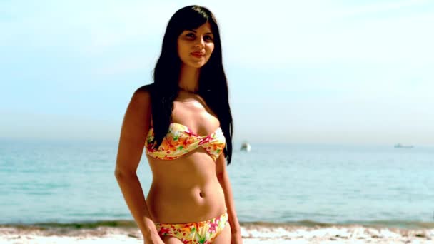 Donna attraente sulla spiaggia — Video Stock