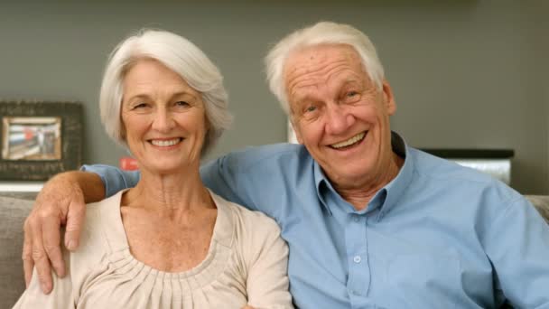 Ευτυχισμένο ζευγάρι ηλικιωμένων αγκάλιασε από πίσω — ストック動画