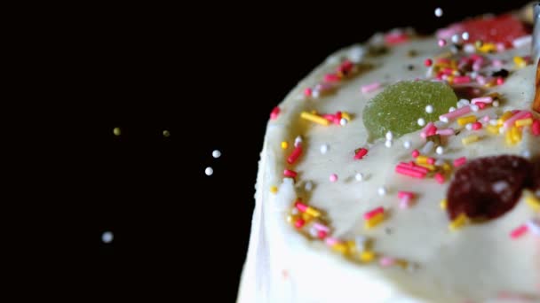 Spruzzi colorati versando sulla torta ghiacciata con caramelle — Video Stock